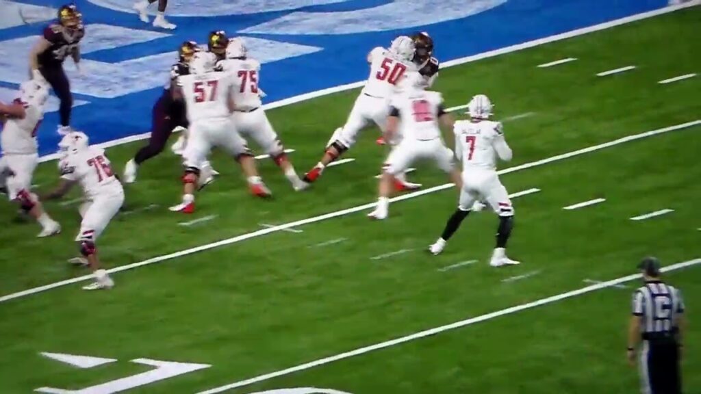 bowling green qb connor bazelak powers way into end zone on 2 yard td run vs minnesota