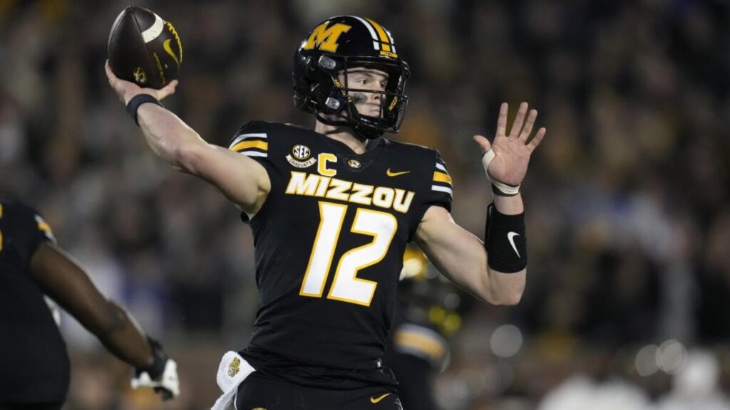 brady cook missouri tigers quarterback 2023 junior highlights 1