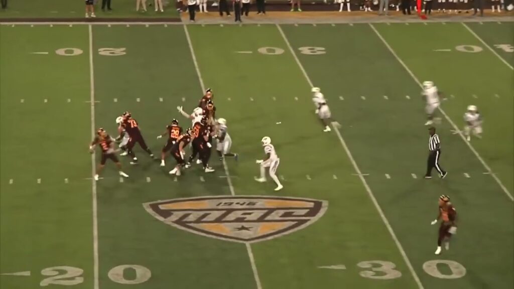 central michigan wide receiver solomon davis catch a 76 yard pass