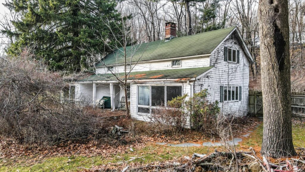 exploring a killers abandoned house with everything left inside blood stains left