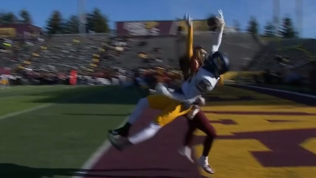 toledos jaden dottin makes an insane 1 handed bobbled catch against central michigan