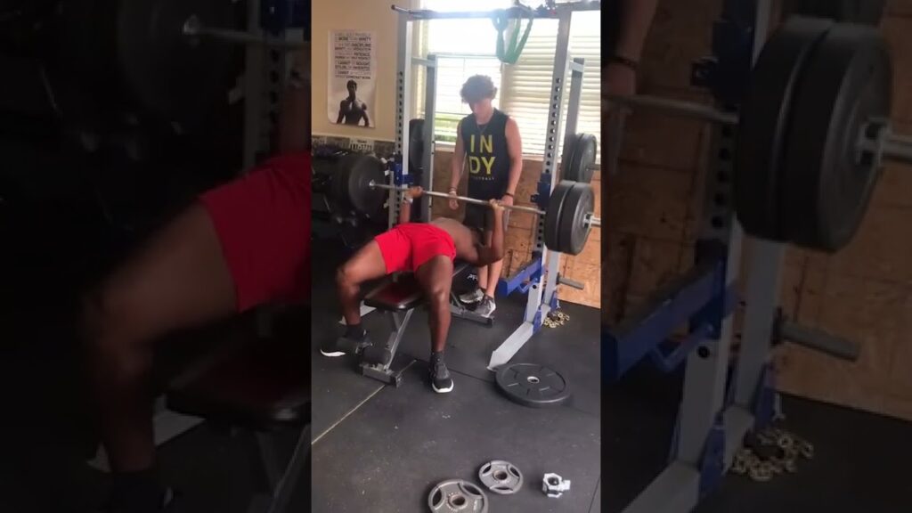 tre hartwell shows off power on the bench press